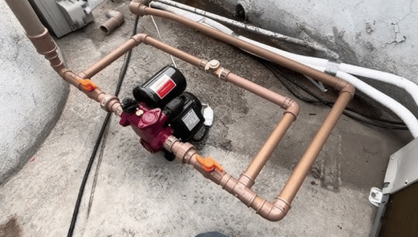 Pressurizador de água residencial PL 400 Lorenzetti instalado na rede hidráulica